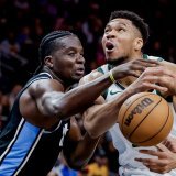 Clint Capela (à gauche) tente de s'interposer devant Giannis Antetokounmpo, l'homme du match. KEYSTONE/EPA/ERIK S. LESSER